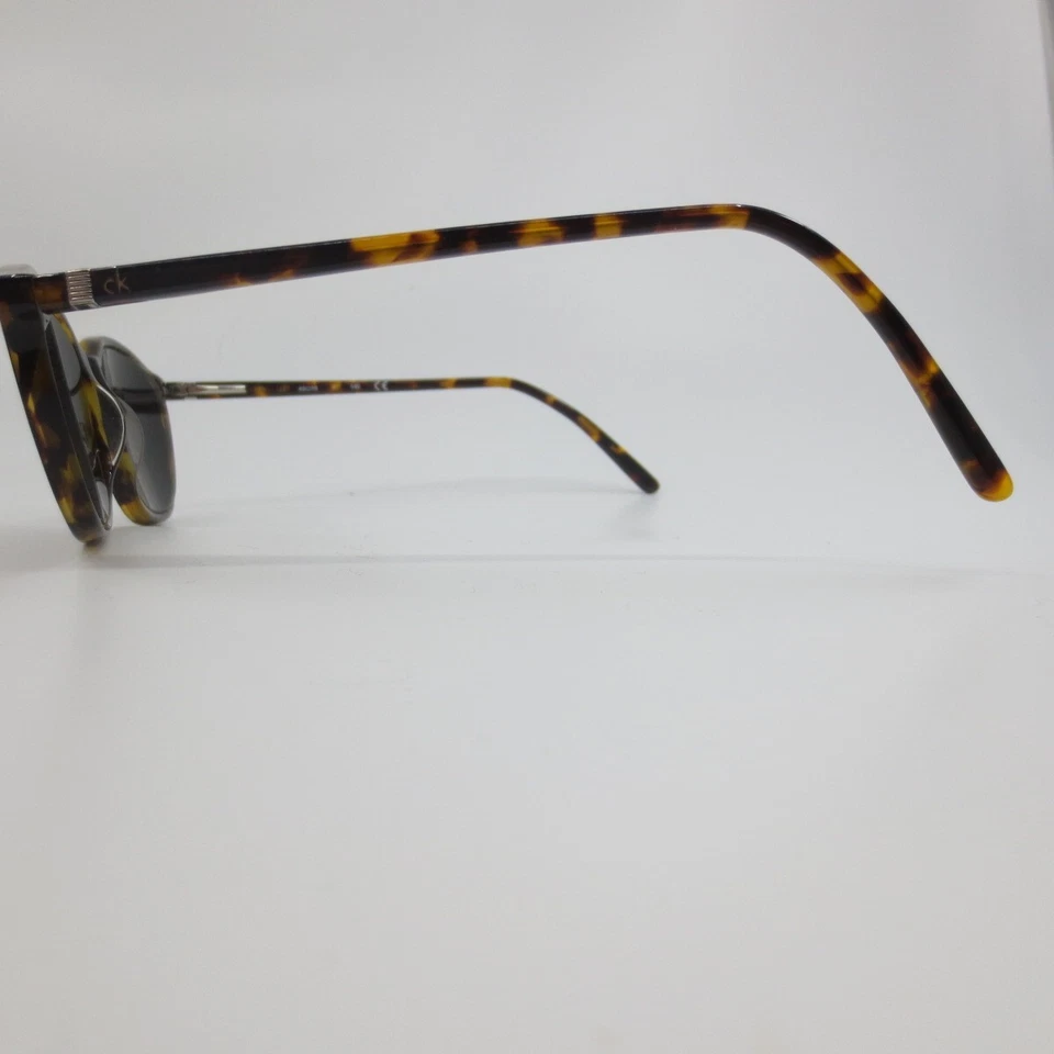 Óculos de sol feminino armação marrom tartaruga formato Oliver aro completo 49-18-140 - Imagem 3 de 4