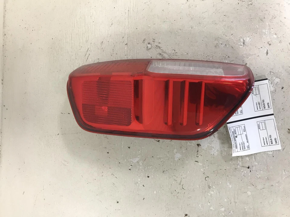 Conjunto de luz trasera izquierda usada se adapta a: Nissan Frontier 2014 cuarto montado en panel L Foto 2 de 4