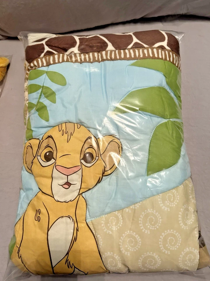 Комплект постельного белья для кроватки из 4 предметов Disney Lion King Urban Jungle + мобильный, Cloud B, 2 игрушки - Изображение 3 из 4