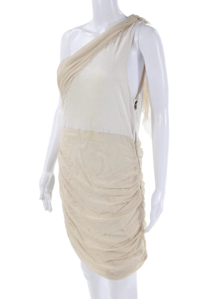 Vestido de mujer Alice + Olivia tejido con un hombro fruncido beige grande Foto 2 de 4