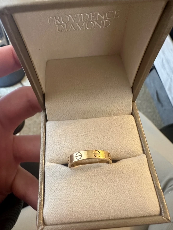 Anillo redondo Cartier Love oro amarillo de 18k Foto 2 de 3