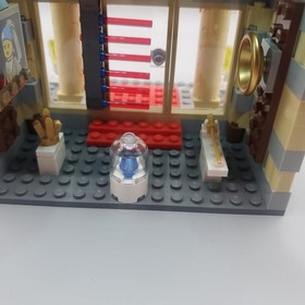 LEGO City Museum Break-In (60008).  Mini Figs. Museum And Escape Car