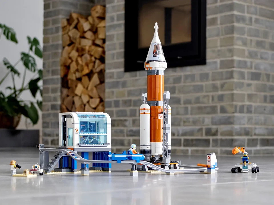 New LEGO CITY 60228 Deep Space Rocket and Launch Control Toy Of The Year 2020 - Image 4 of 4