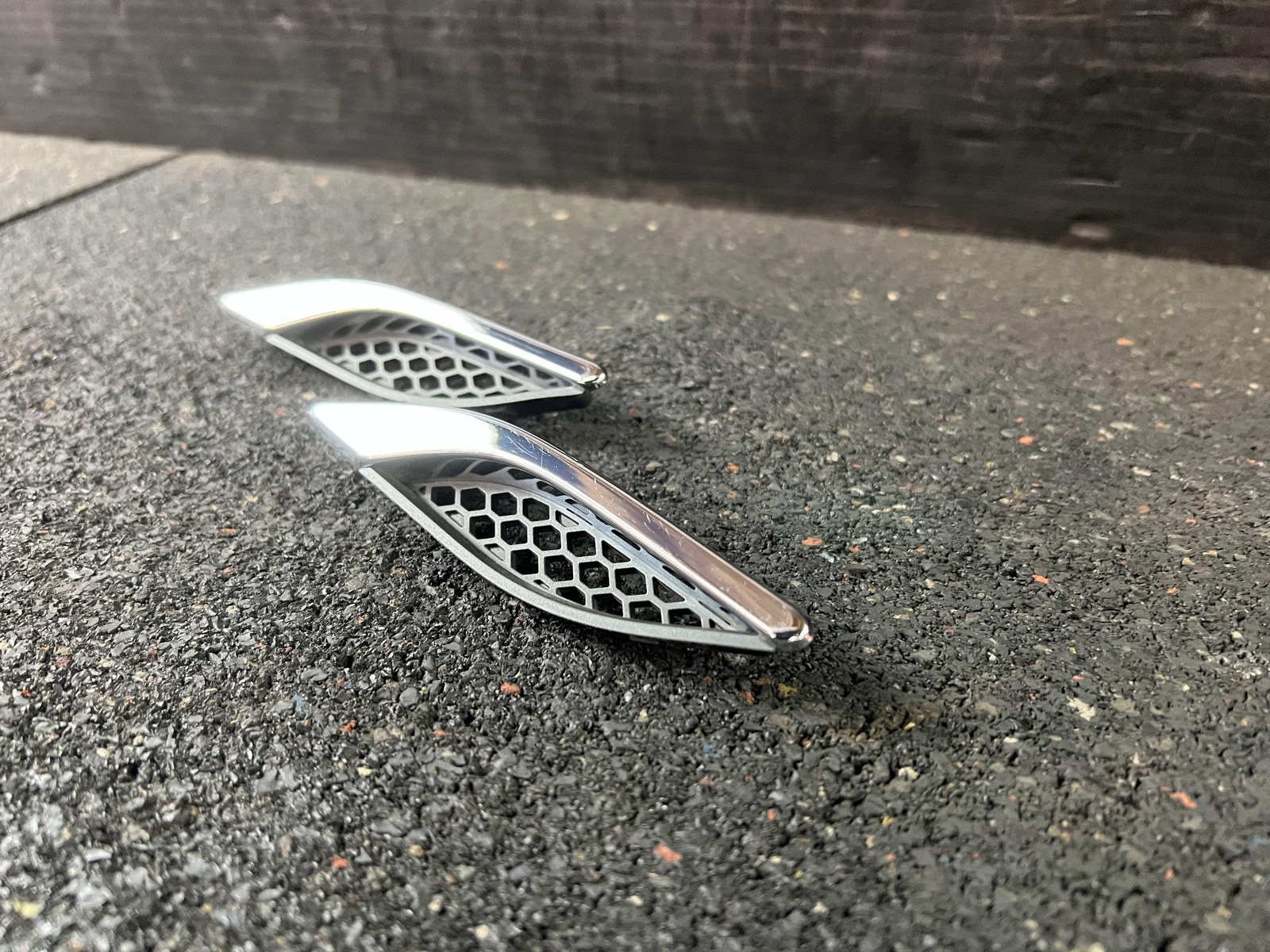 14-17 MASERATI GHIBLI FRONT FENDER VENT GRILL TRIM ONLY 2 OF 3 PIECES