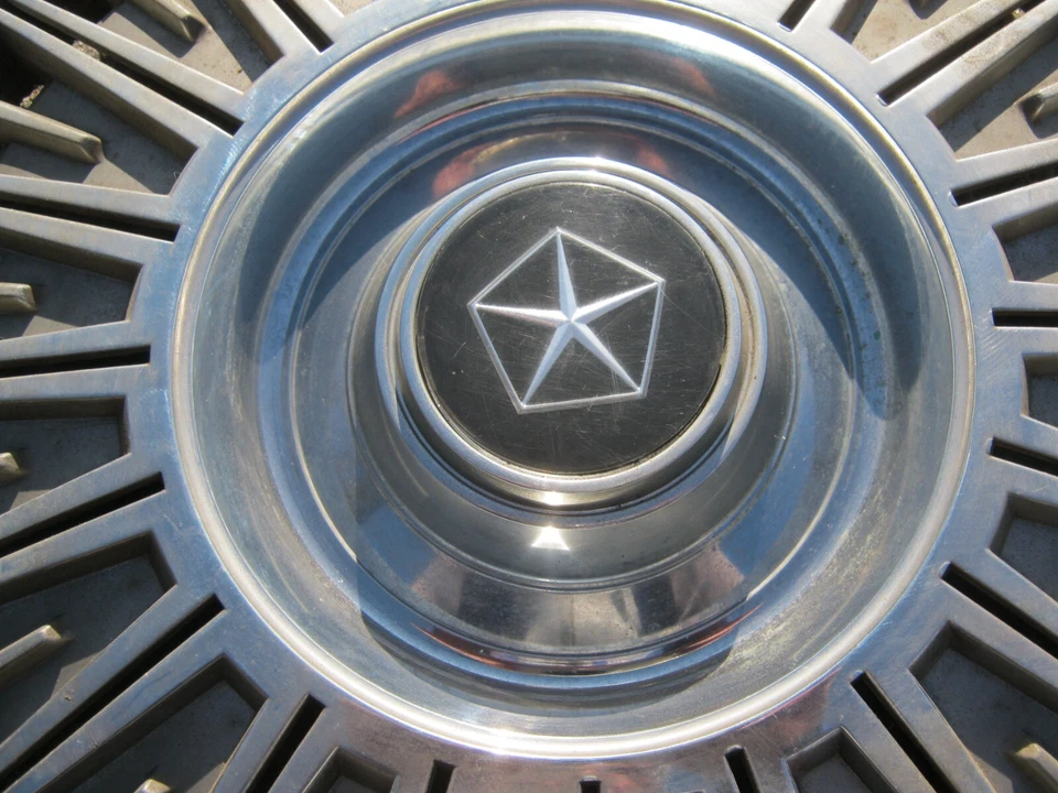 Cubierta de rueda tapacubos de 14 pulgadas Dodge 400 600 1982 a 1988 de fábrica Foto 4 de 4