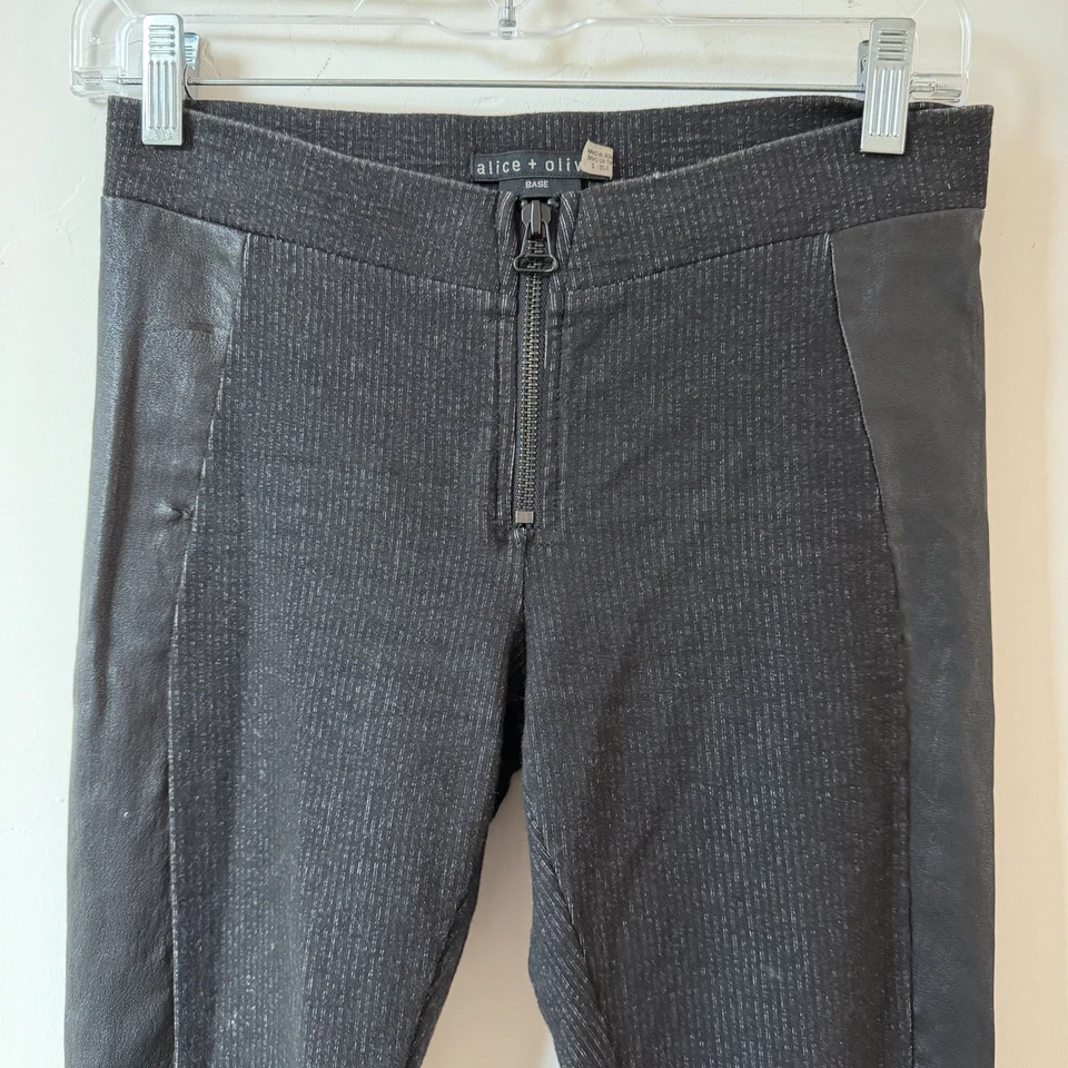 Alice + Olivia | Leggings con panel lateral de cuero acanalado con cremallera frontal Foto 3 de 4