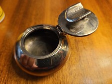 kleiner antiker Tischaschenbecher/Reise mit Klappdeckel -Zinn- ca. 6 cm Durchm.