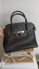 Schwarze Tasche mit weißen Ziernähten.