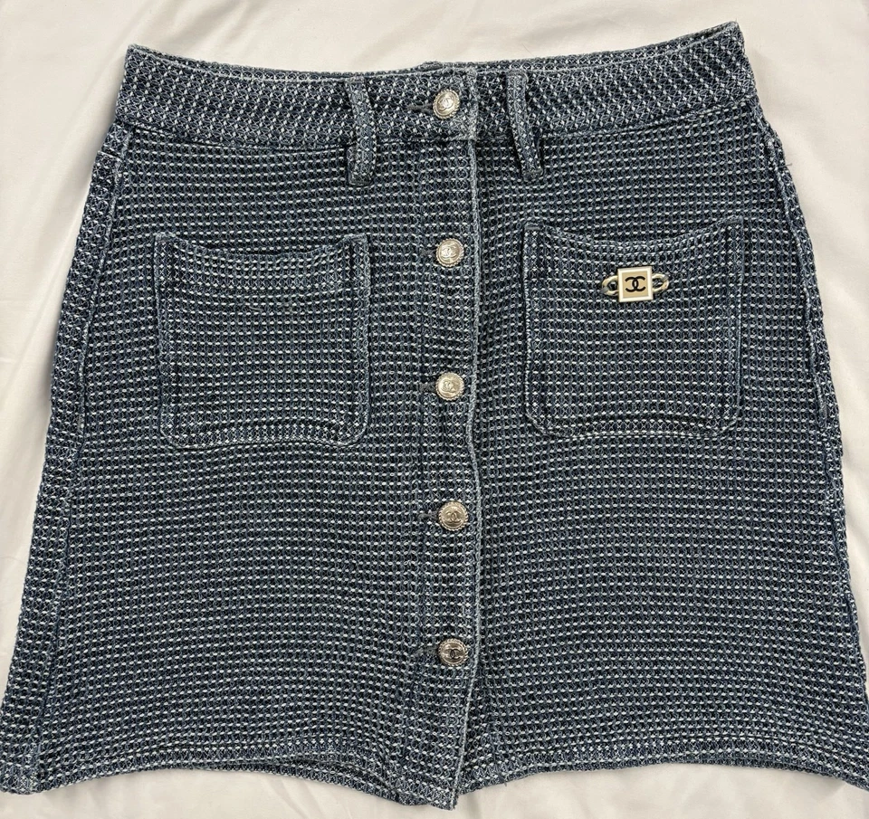 Minifalda CHANEL Denim Azul Degradado con Agarre CC y Botón 30 Foto 3 de 4