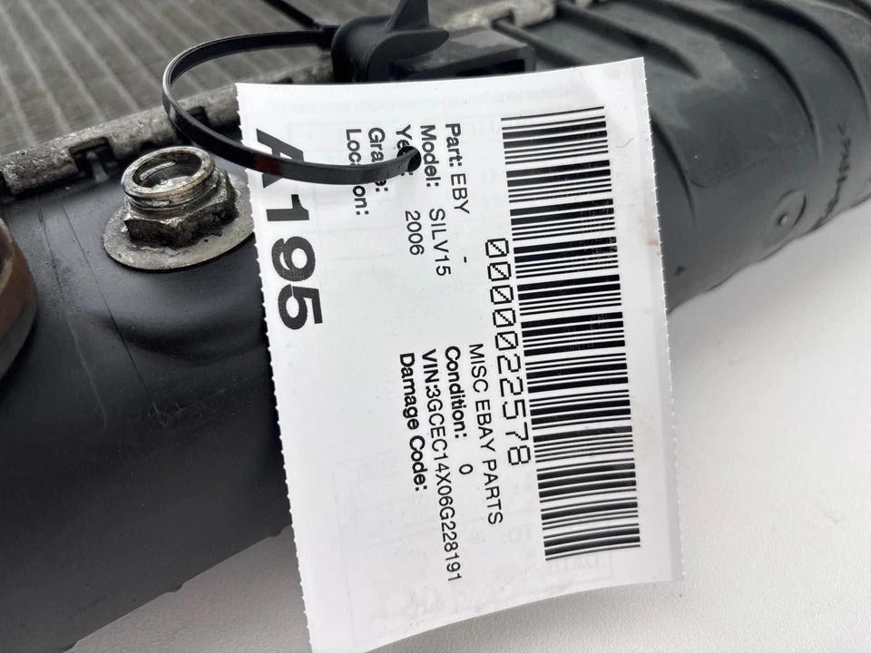 Оригинальный радиатор в сборе для Chevrolet Silverado 1500 4,3 л 2005-2013 годов выпуска - Изображение 3 из 4