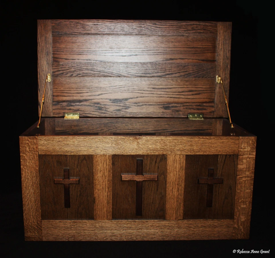 Cofre religioso forrado de cedro roble Hope con tres cruces de nogal   Foto 4 de 4