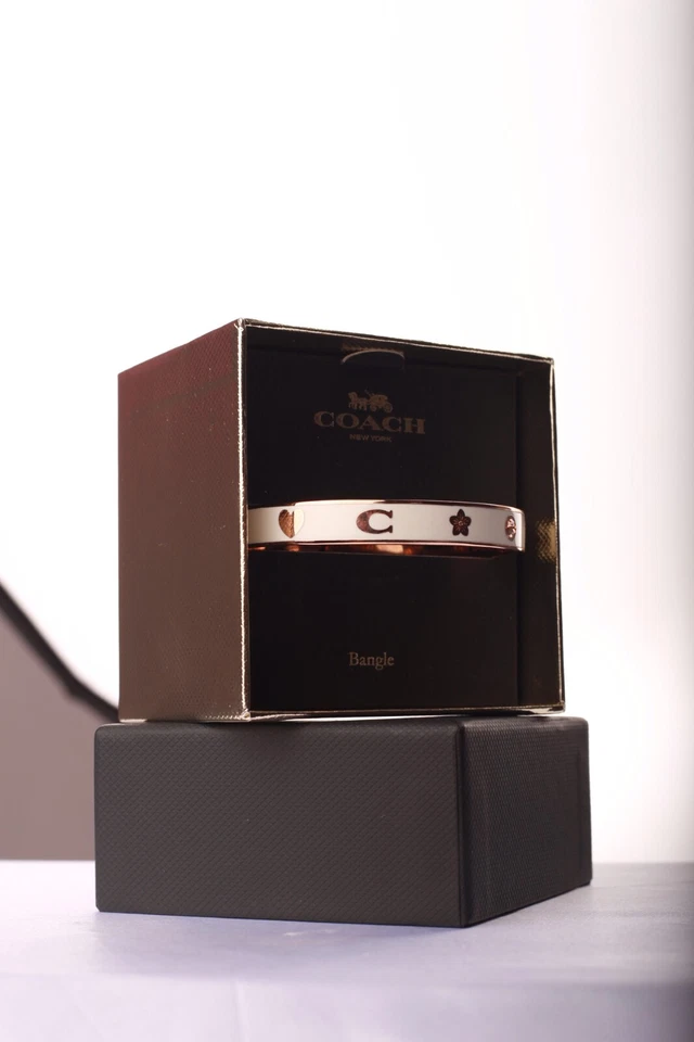 ¡Nuevo! Brazalete para mujer Coach New York tono dorado con motivo de esmalte rosa tiza Foto 3 de 4