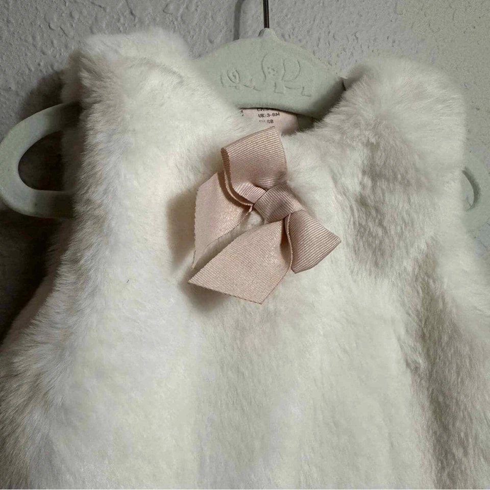 Catherine Malandrino Mini, Chaleco de Piel Blanco con Lazo Rosa, Winter Wonderland, 3-6 Foto 3 de 4
