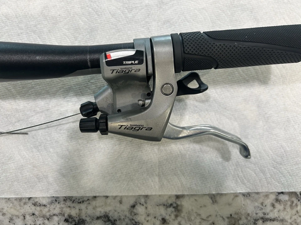 Palancas de cambio de barra recta Shimano Tiagra 3 X 10 y palancas de freno a juego Foto 2 de 3