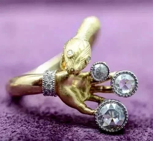 Anillo de 1,50 quilates de corte redondo creado en laboratorio con manija de serpiente de diamantes enchapado en oro de dos tonos de 14 k Foto 3 de 4