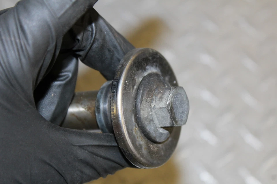 1985 KAWASAKI ELIMINATOR 900 ZL900A REAR AXLE BACK WHEEL RIM PIVOT BOLT AXEL - Изображение 4 из 4