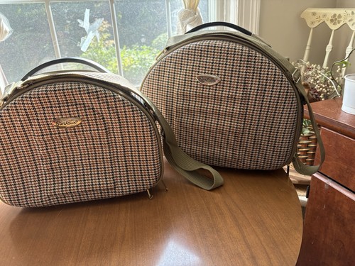 Vintage Bon Aour  Cosmetic & Train Cased. Great For Your Travels  Chic