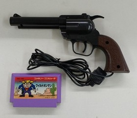 Nintendo Famicom GUN Controller and Wild Gunman Games  with BOX and Manual