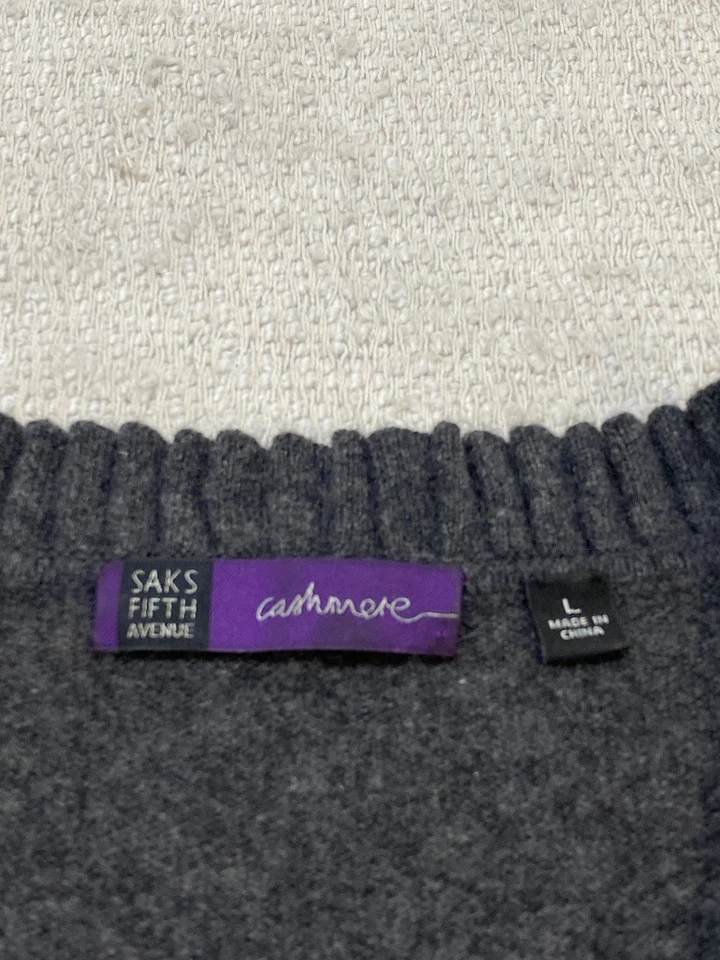 Suéter de cachemir Saks Fifth Avenue para mujer grande gris con volantes cuello en V Foto 4 de 4