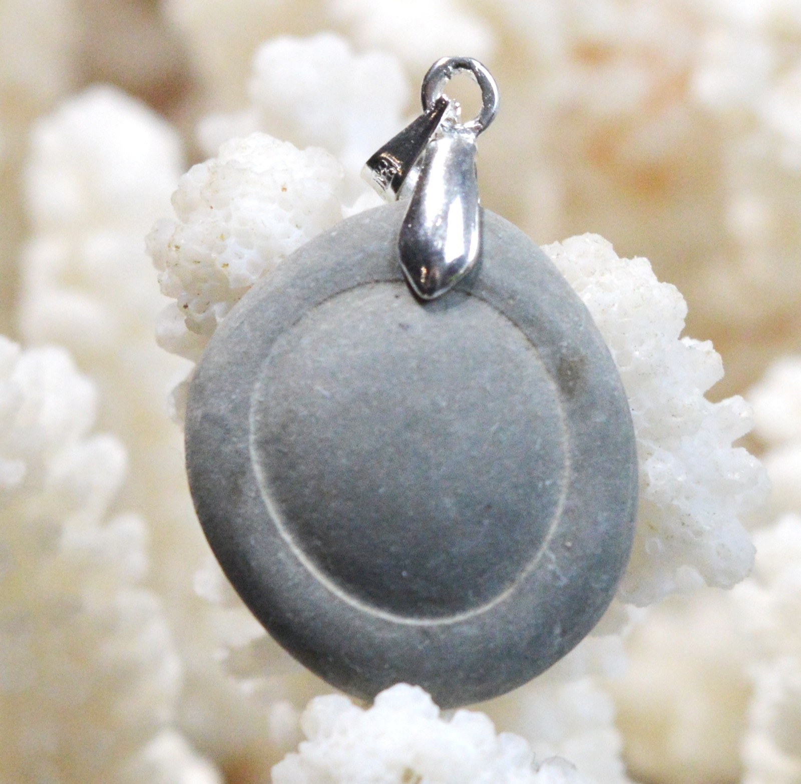 Pierre des fées 25 carats véritable pendentif en pierre naturelle du Canada de couleur grise