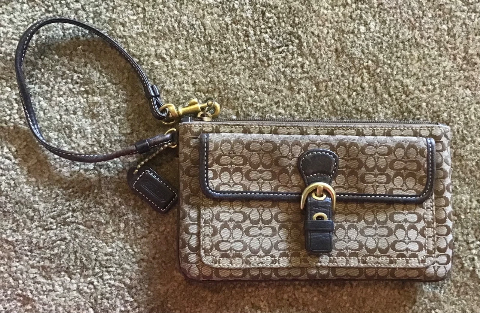 Portafoglio da polso Coach Mini C Soho in tela con fibbia e pochette.