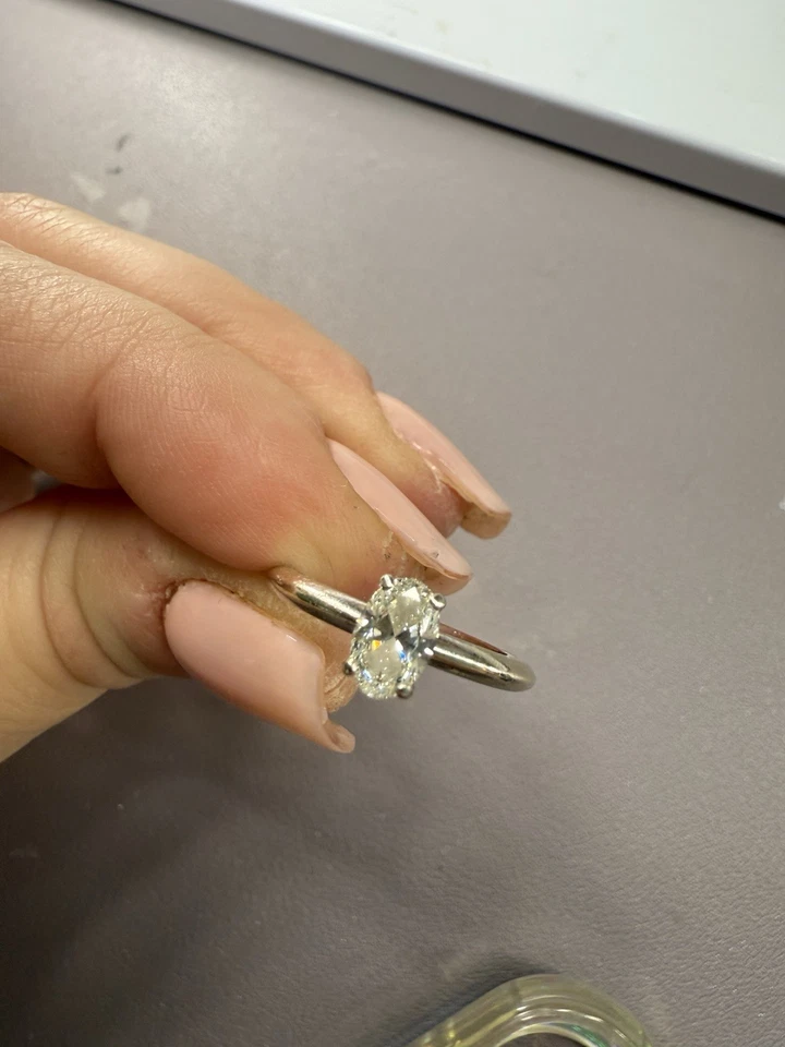 Anillo de diamantes ovalados genuinos de 0,50 quilates de oro blanco de 14 quilates VS2 K excelente corte valoración Foto 2 de 4