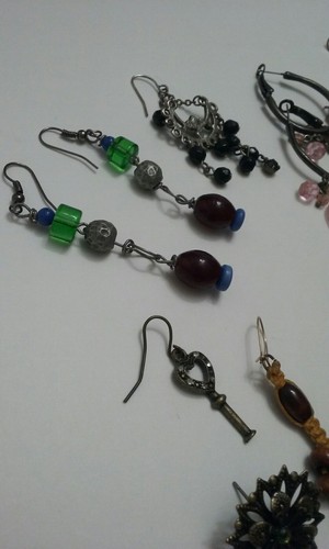 LOTE de 7 PARES de pendientes con clip y perforados vintage y 12 individuales. - Imagen 7 de 10