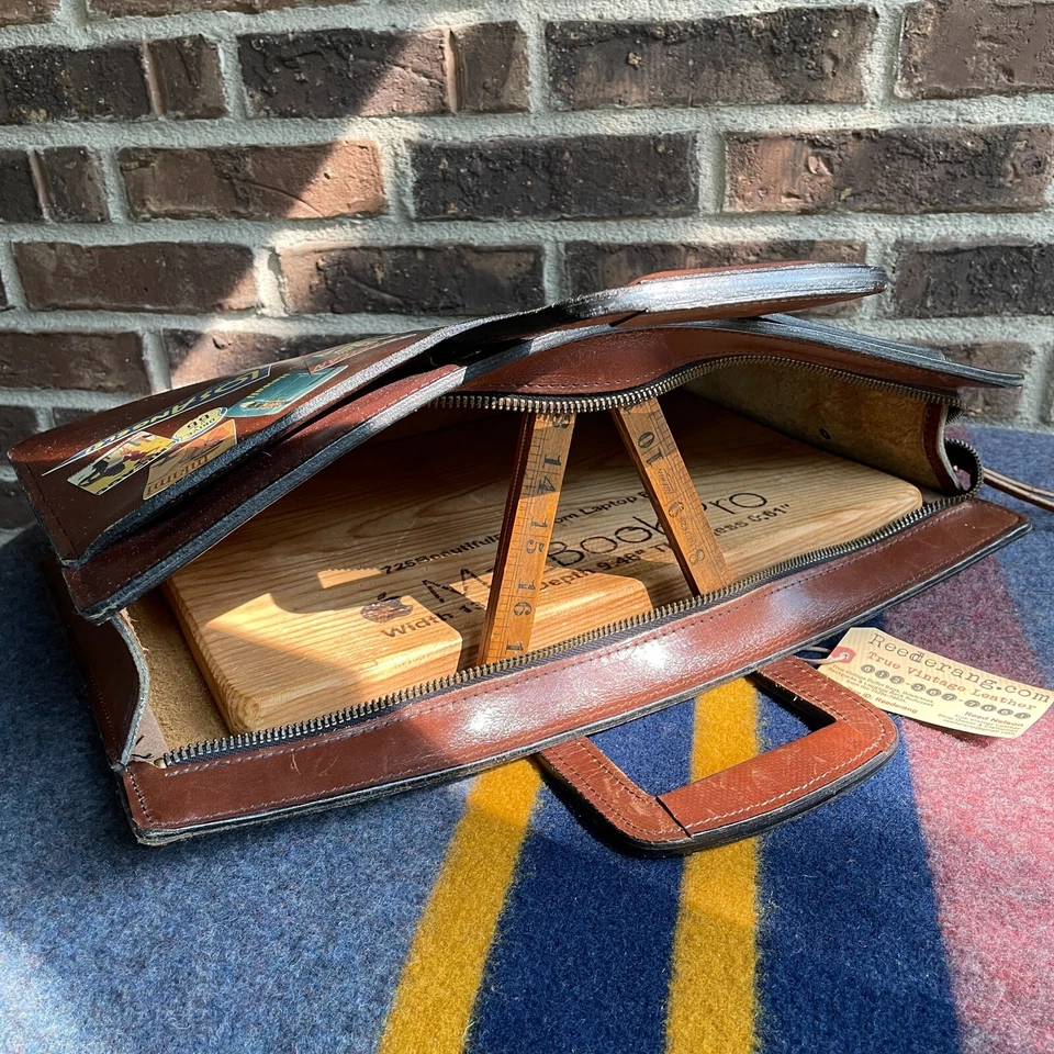 BOLSO MALETÍN MACBOOK PRO CALCOMANÍA DE VIAJE VINTAGE AÑOS 70 CUERO SILLA DE MONTAR EE. UU. R$998 Foto 3 de 4