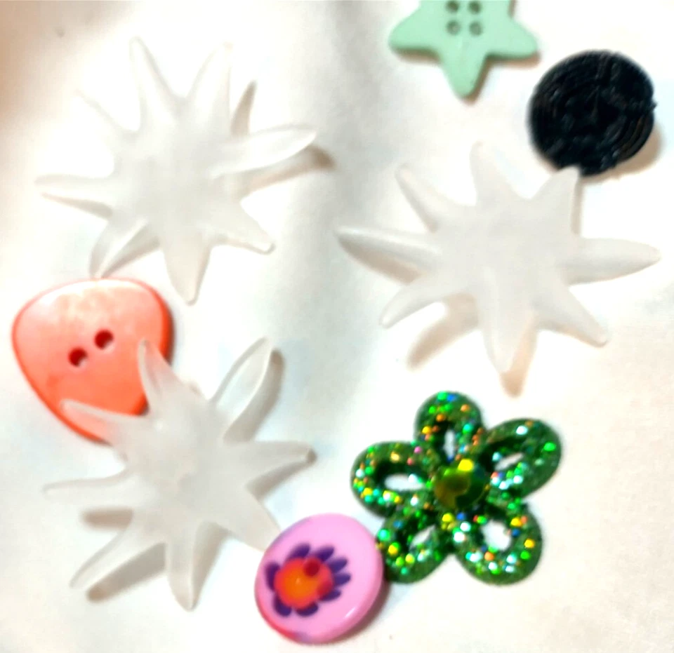 8 Novelty Plastic Buttons 5 Stars, 2 Flowers & an Orange Pick Shaped Buttons - Image 3 of 4