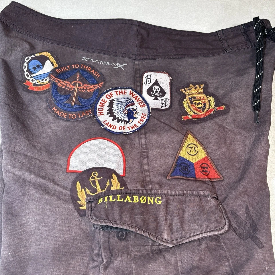 Boardshorts Y2K BILLABONG Platino Talla 36 Native Chief Calavera Natación Surf Rata Parche Foto 2 de 4