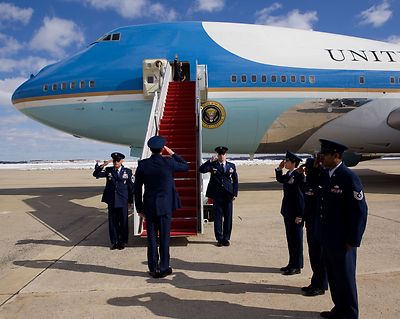 PRESIDENT BARACK OBAMA WAVES FROM AIR FORCE ONE - 8X10 PHOTO (ZY-522)