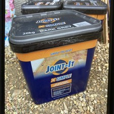 Joint it simple. Ready to use paving jointing mortar. Dark grey 20KG x6 tubs