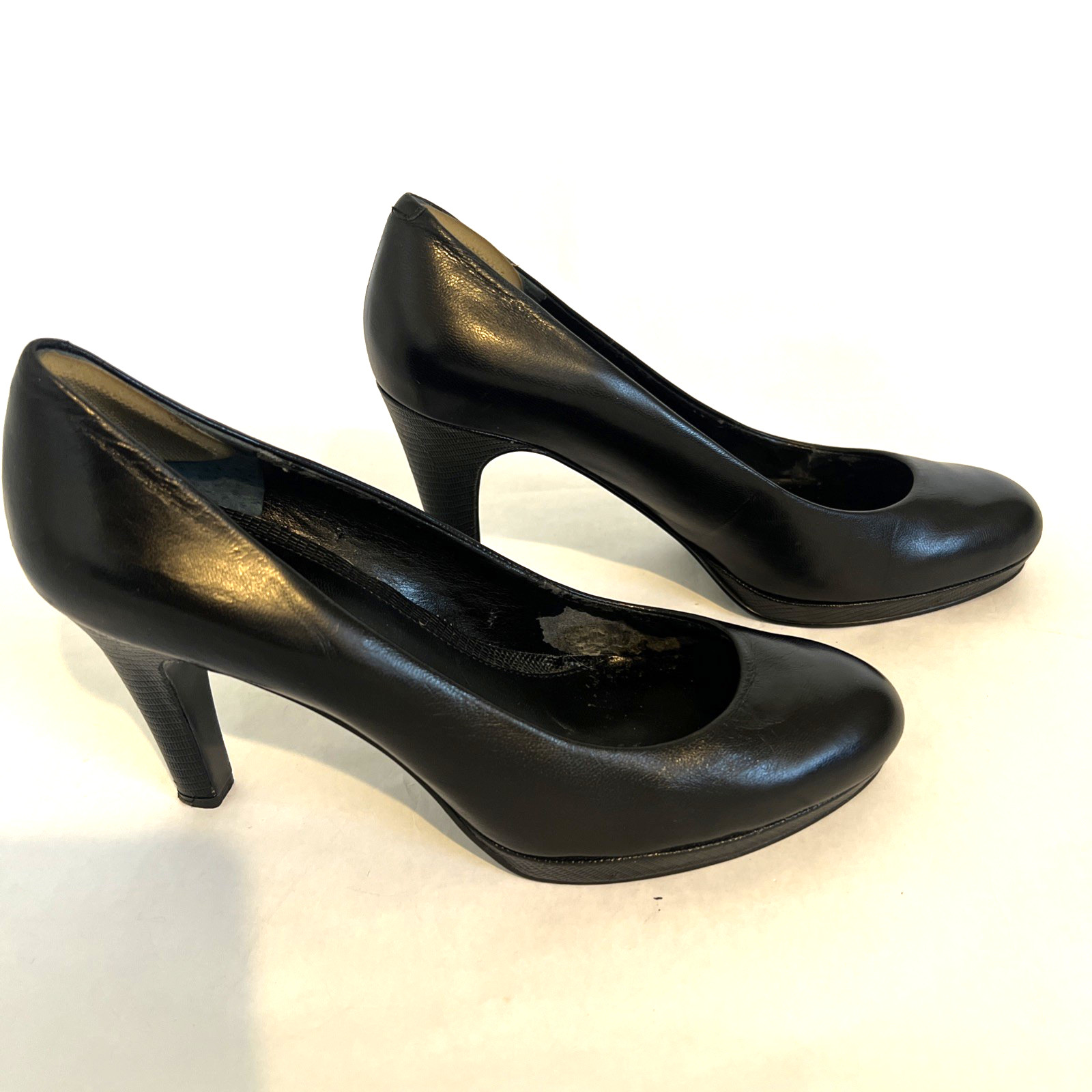 Bandolino Pump Heels Women’s Size 8.5 Black Leather Almond Toe Slip On