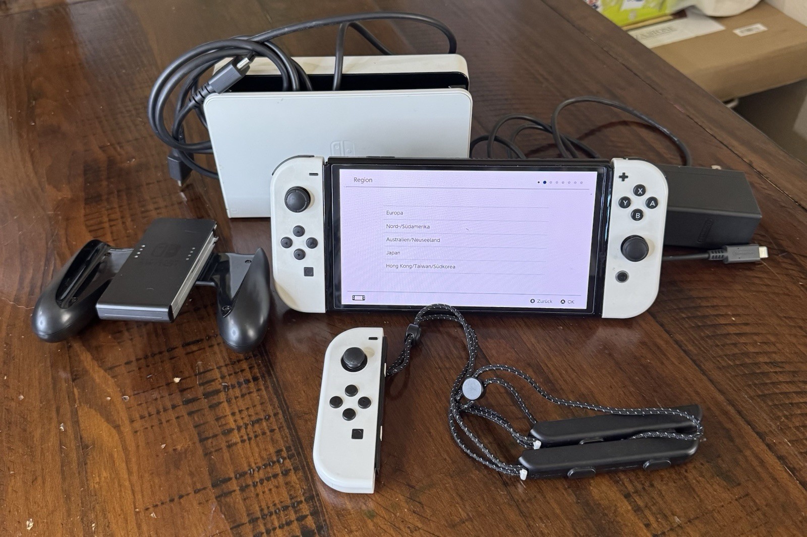 Nintendo Switch OLED Console Gaming System HEG-001 White ( Extra Joy Con )