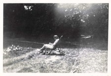 ANCIENNE PHOTOGRAPHIE JEUNE FEMME PREND UN BAIN DE SOLEIL DANS SON TRANSAT