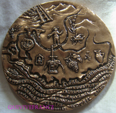 BG12298 - MEDAILLETTE DISTRICT DE PROVENCE FOOTBALL 1980 en Argent doré