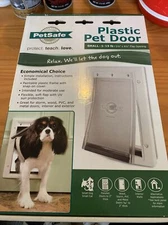 PetSafe Premium Plastic Pet Door White, Small PPA00-10958 / UPC 729849109582 NIB