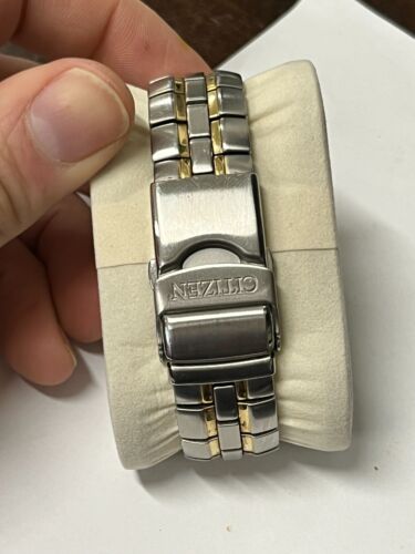 Citizen Eco-Drive Watch Men 35mm Silver/Gold Tone E111-K15699 Tested & Working - Picture 4 of 9