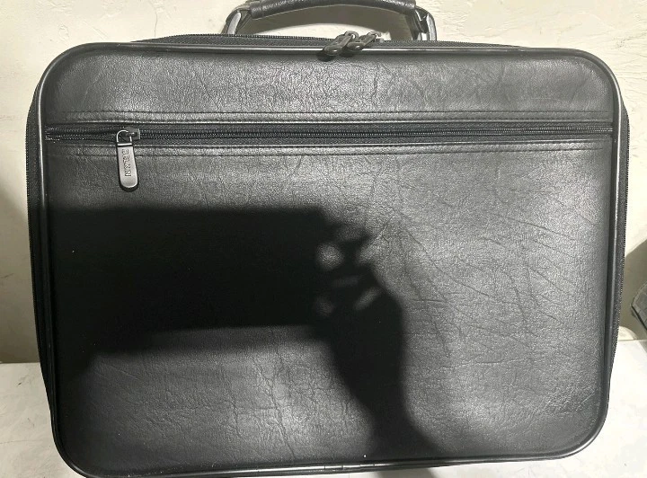 Bolso Belkin para portátil con correa para el hombro Foto 2 de 3