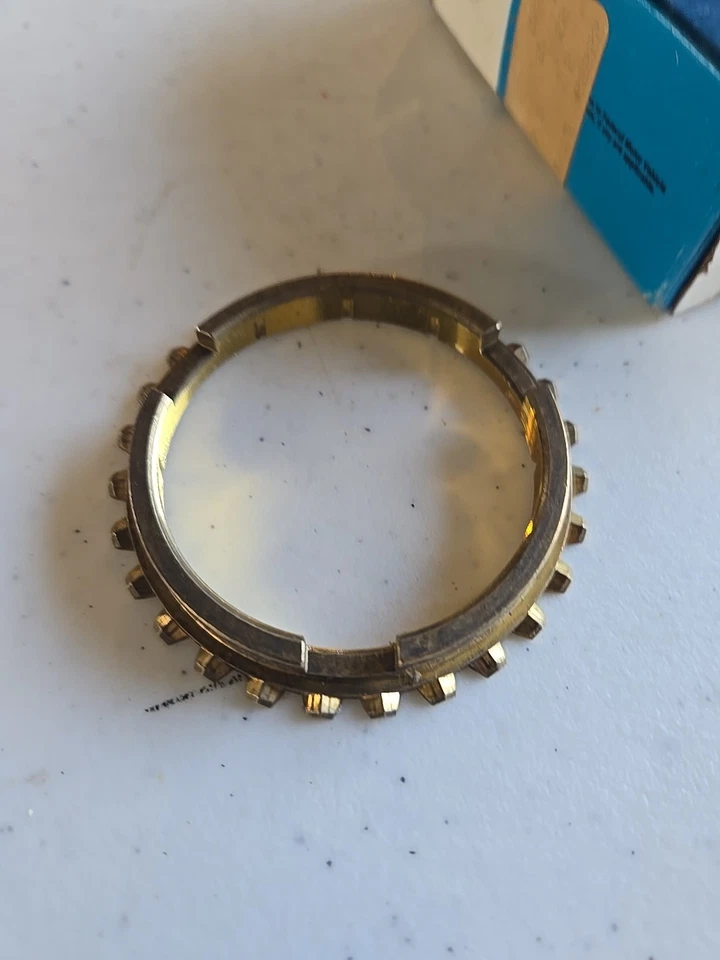 Anillo de bloqueo sincronizador de quinta marcha Ford D67Z-7107-B 197682 Ford Courier y Foto 3 de 4