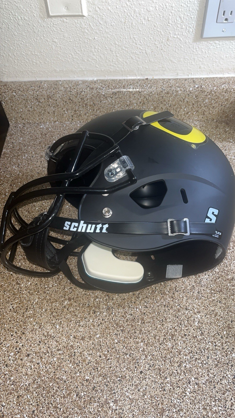 OREGON DUCKS Schutt AiR XP Gameday REPLICA Football Helmet (MATTE BLACK)