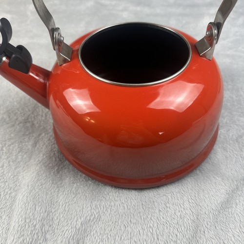 Le Creuset Bollitore Smaltato su Acciaio Fischietto 1,7Qt (1,6L) Tè Cerise Rosso Ciliegia - Foto 8 di 8