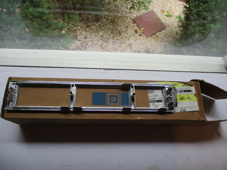 Bisel de montaje de placa GM 20652607 1985-1990 Buick Electra Foto 3 de 4