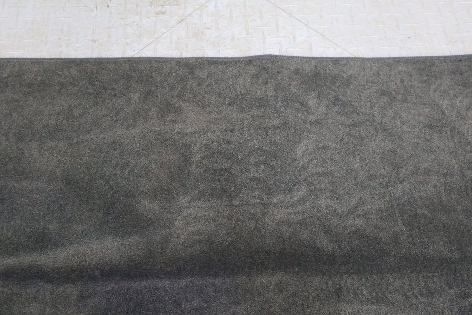 06-12 Bentley Flying Spur Inteiror Rear Trunk Floor Carpet Cleanout (Dark Gray)