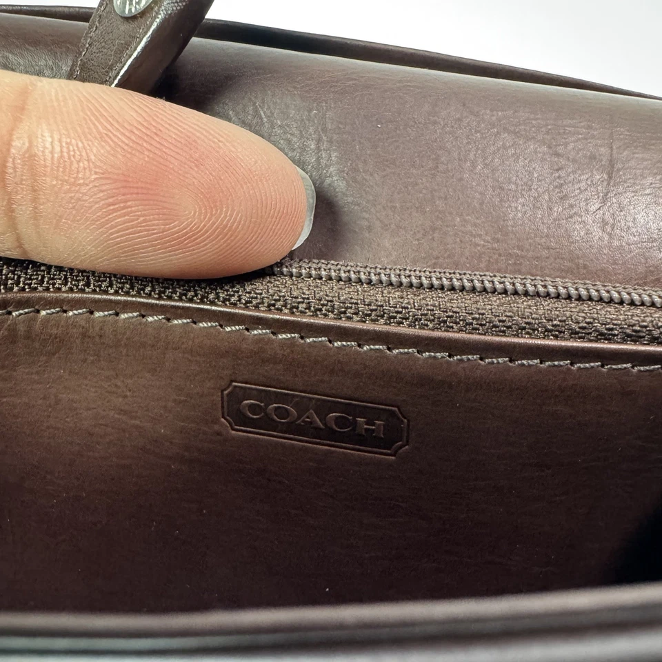 Cartera a presión COACH de cuero marrón caoba con llavero plateado unisex Foto 4 de 4