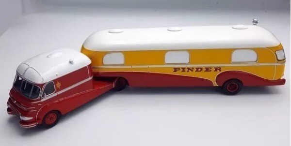 Camion IXO Ford F798 4x2 miniature 1/43 avec caravane Pinder de collection