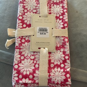 Sur La Table DAISY  Fabric Napkins ~ NEW Set of 4 ~ 100% Cotton
