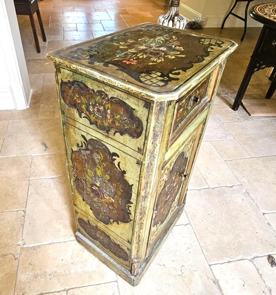 Antiguo gabinete italiano veneciano pintado de una puerta Foto 4 de 4