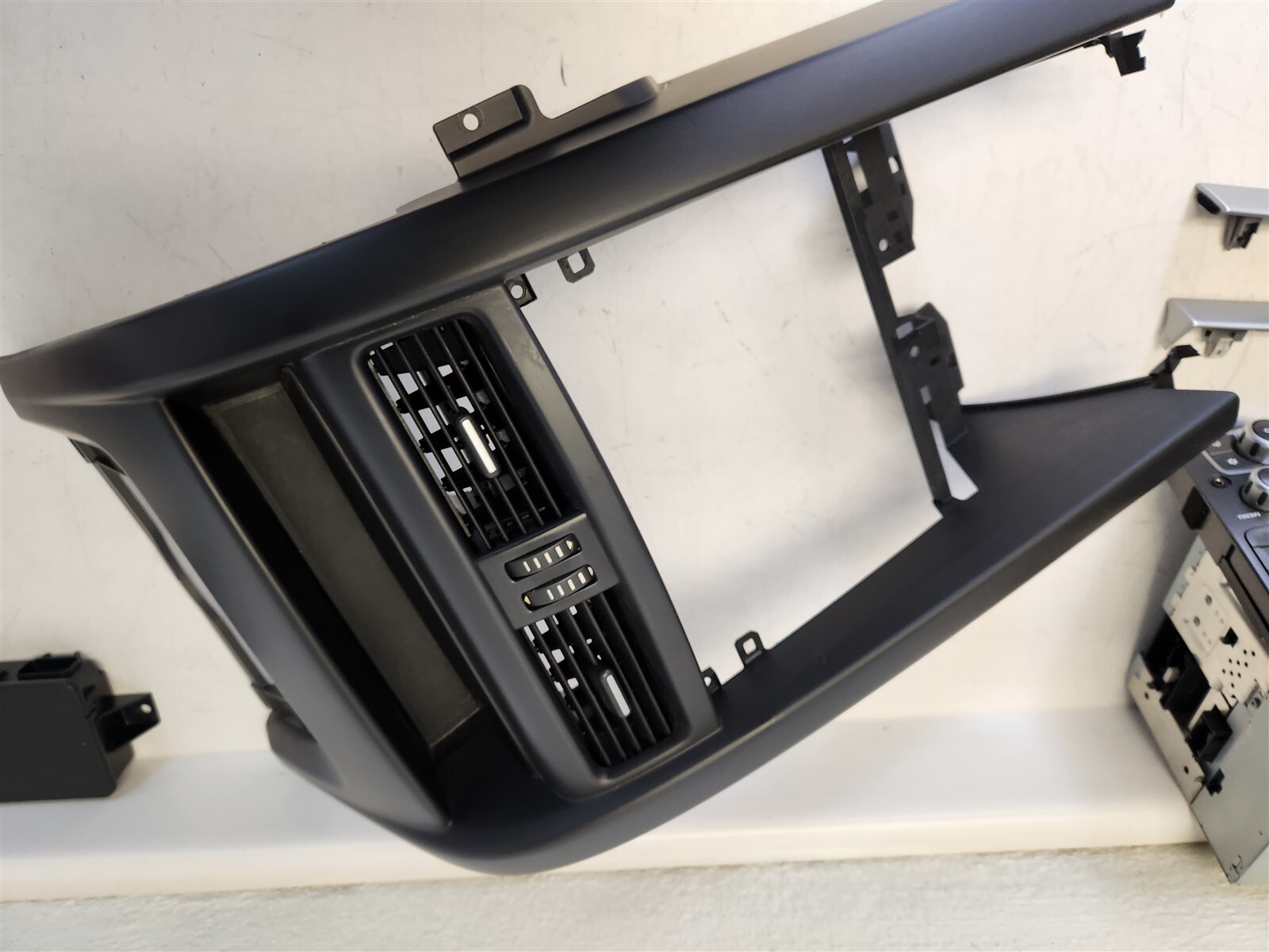 2008 2009 Pontiac G8 GT Center Console Radio Bezel Holden with VENTS 08