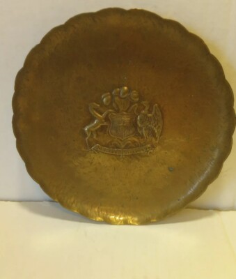 Brass Colored Metal Dish Por La Razon Ola Fuerza 6.875*6.875*0.5'' 7.8oz